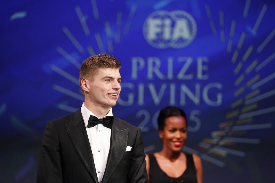 Max Verstappen přebírá ocenění na galavečeru FIA