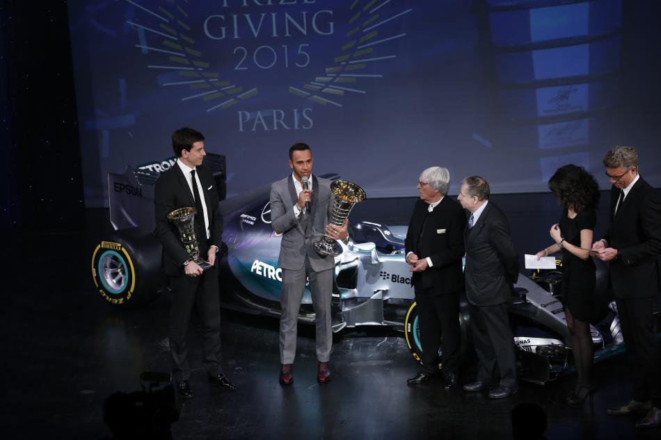 Ecclestone už toho má dost: "F1 tady není kvůli předvádění a prodeji aut Mercedesu. Ani Ferrari."