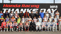 Fernando Alonso s ostatními jezdci při Thanks Day na okruhu Twin Ring Motegi