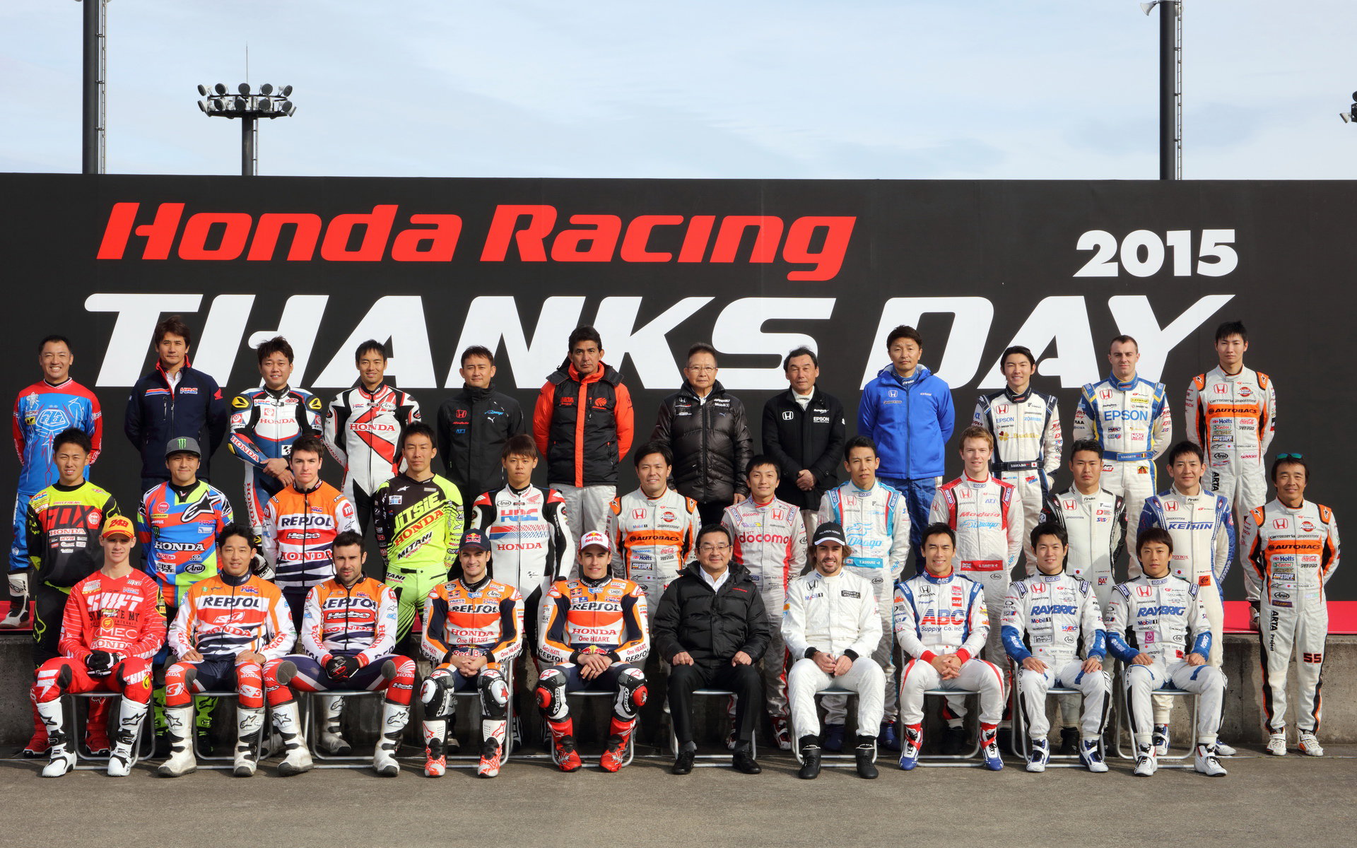 Fernando Alonso s ostatními jezdci při Thanks Day na okruhu Twin Ring Motegi