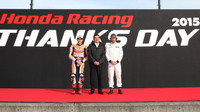 Marc Marquez, Takahiro Hačigo a Fernando Alonso při Thanks Day na okruhu Twin Ring Motegi
