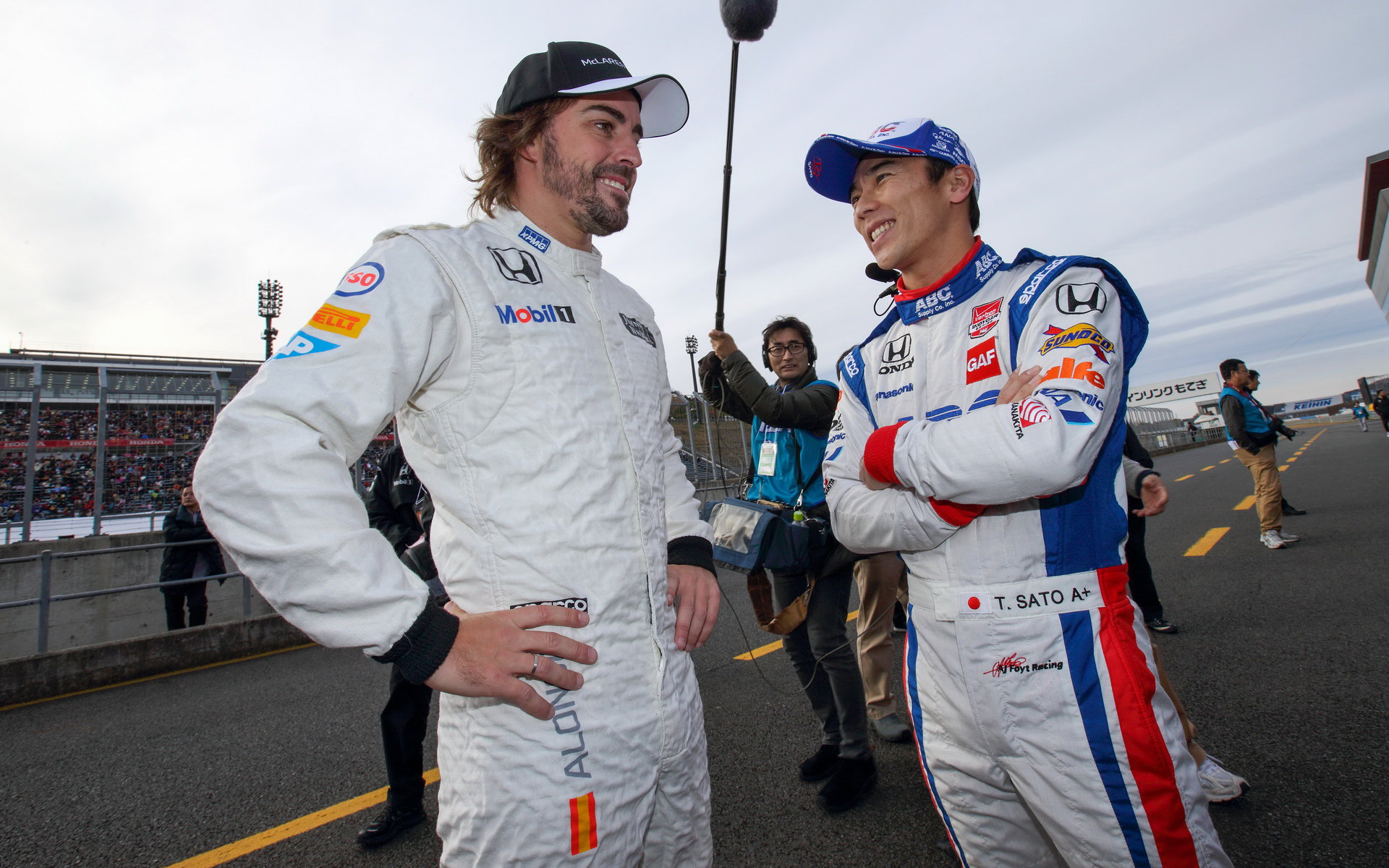 Fernando Alonso a Takluma Sato při Thanks Day na okruhu Twin Ring Motegi