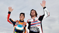 Marc Marquez a Fernando Alonso při Thanks Day na okruhu Twin Ring Motegi