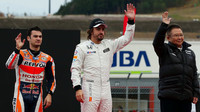 Dani Pedrosa, Fernando Alonso a Kunimitsu Takahashi při Thanks Day na okruhu Twin Ring Motegi