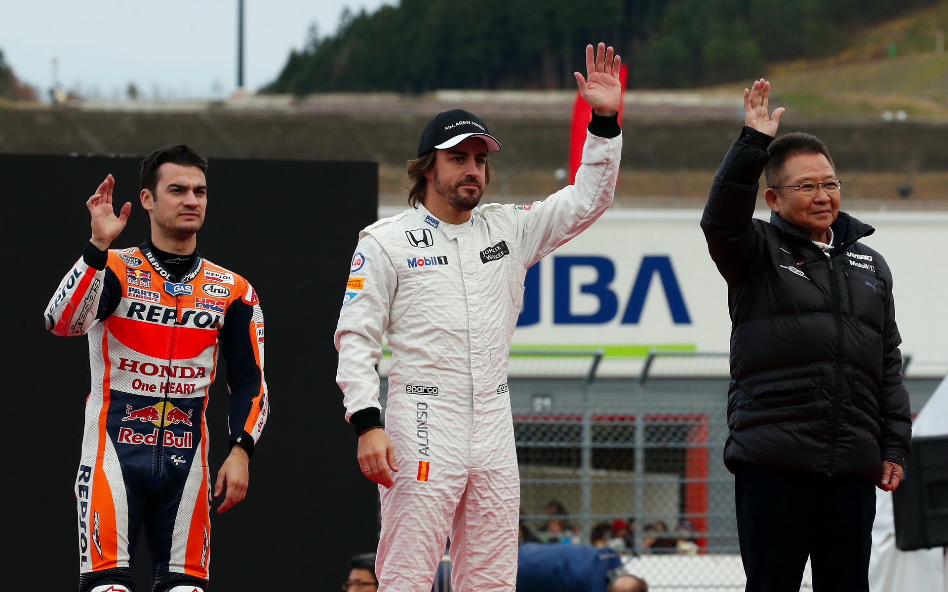 Dani Pedrosa, Fernando Alonso a Kunimitsu Takahashi při Thanks Day na okruhu Twin Ring Motegi