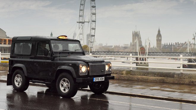 Londýn se loučí s legendárním Land Roverem Defender