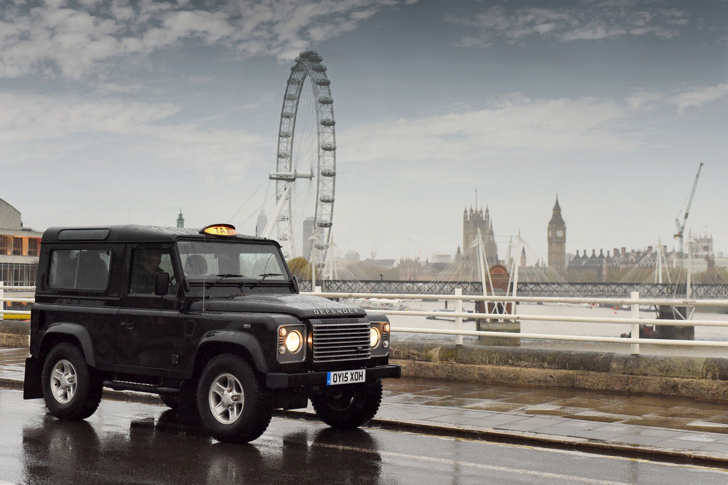 Londýn se loučí s legendárním Land Roverem Defender