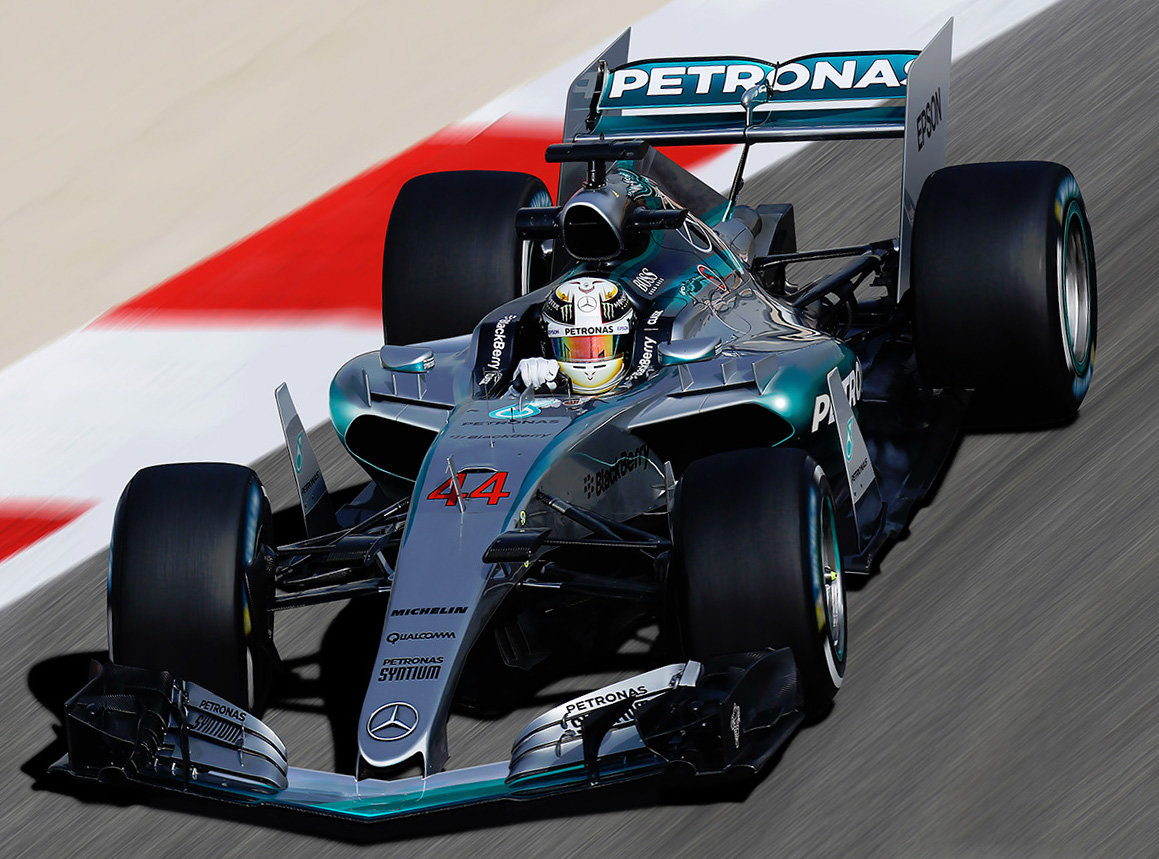 Závodění s novými vozy nebude lepší, varuje Lewis Hamilton