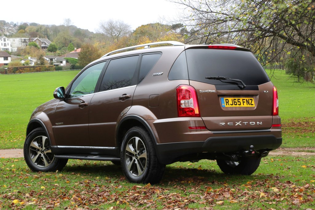 Na víku pátých dveří je velké jméno modelu, SsangYong Rexton W.