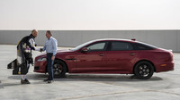 Jaguar XJR versus člověk s tryskovým oblekem