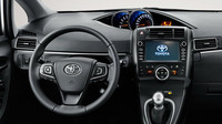 Nový kožený volant i kvalitnější infotainment, Toyota Verso.