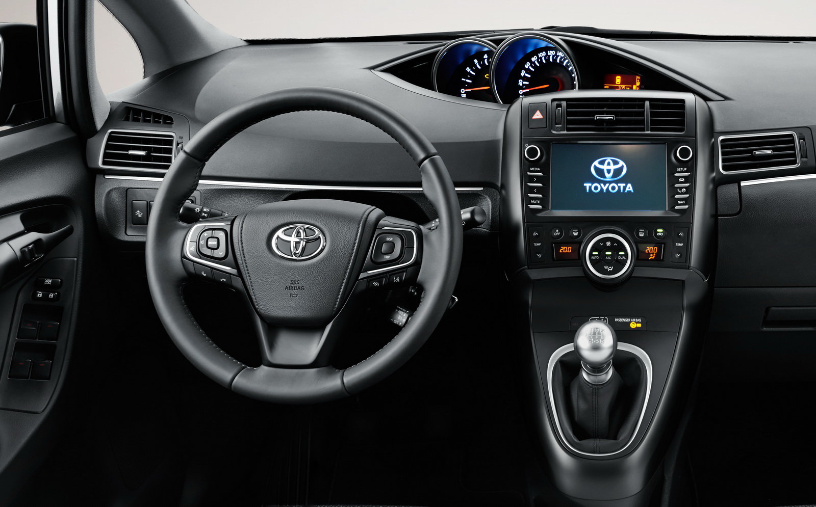 Nový kožený volant i kvalitnější infotainment, Toyota Verso.