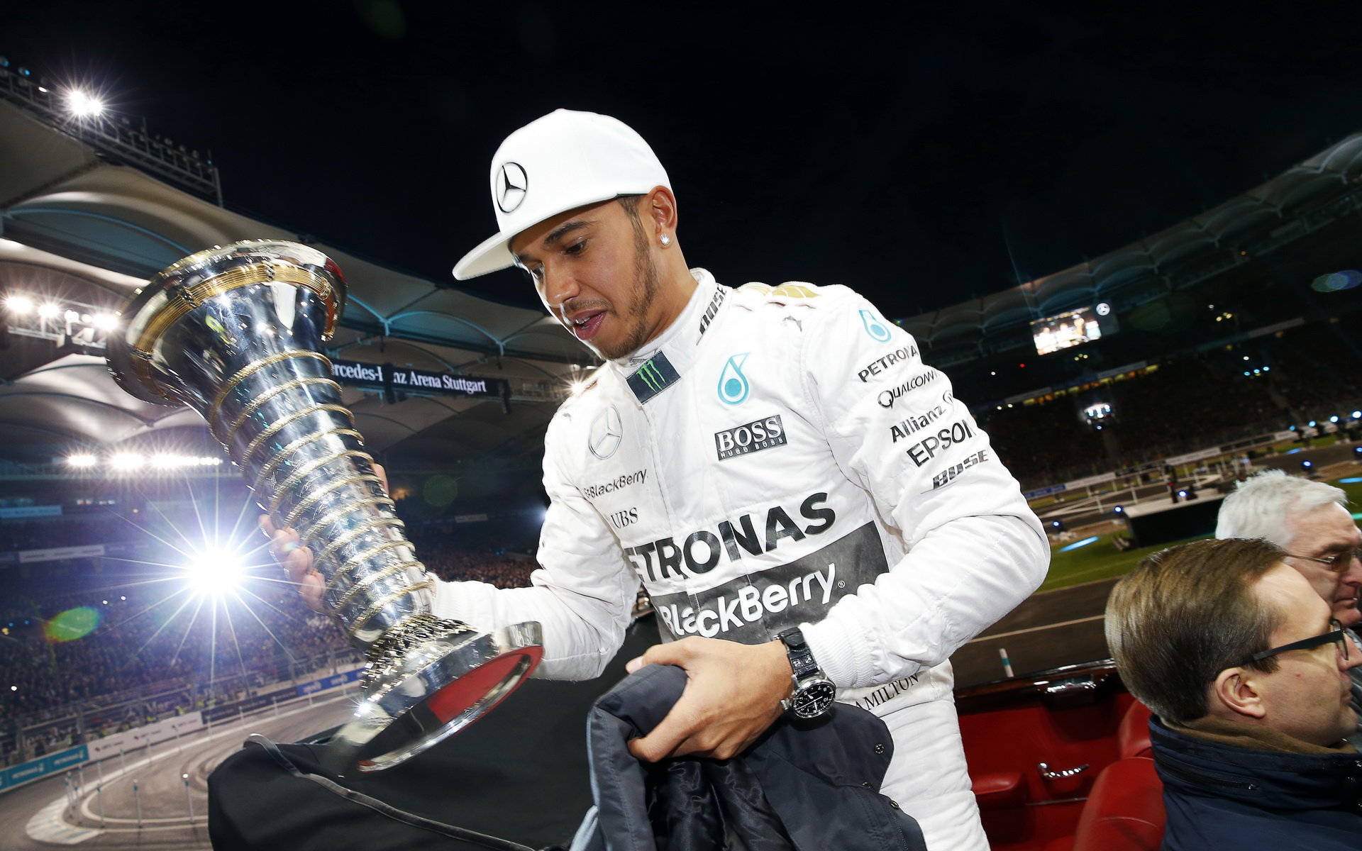 Lewis Hamilton se svou trofejí za mistrostvský titul 2015 ve Stuttgartu