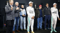 Thomas Weber, Dieter Zetsche, Eberhard Gienger, Lewis Hamilton, Niki Lauda, Toto Wolff a Nico Rosberg ve Stuttgartu