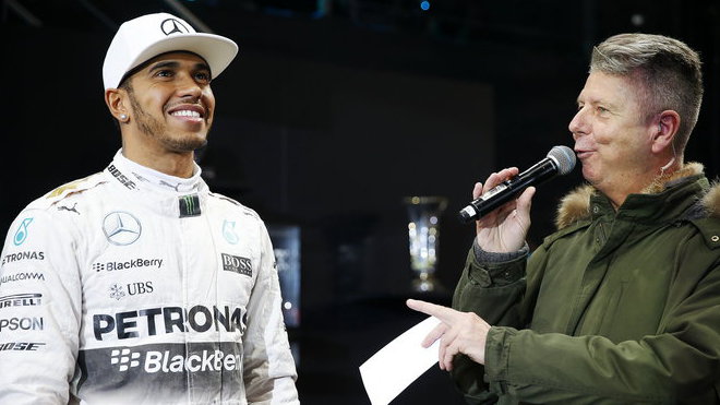 Lewis Hamilton ve Stuttgartu absolvoval i méně obvyklý rozhovor, než tento