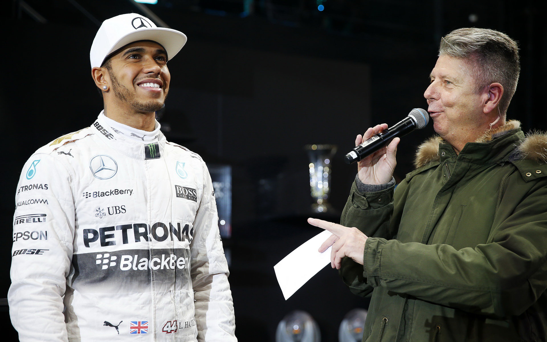 Lewis Hamilton ve Stuttgartu absolvoval i méně obvyklý rozhovor, než tento