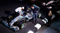 Lewis Hamilton v Mercedes-Benz Museum ve Stutgartu