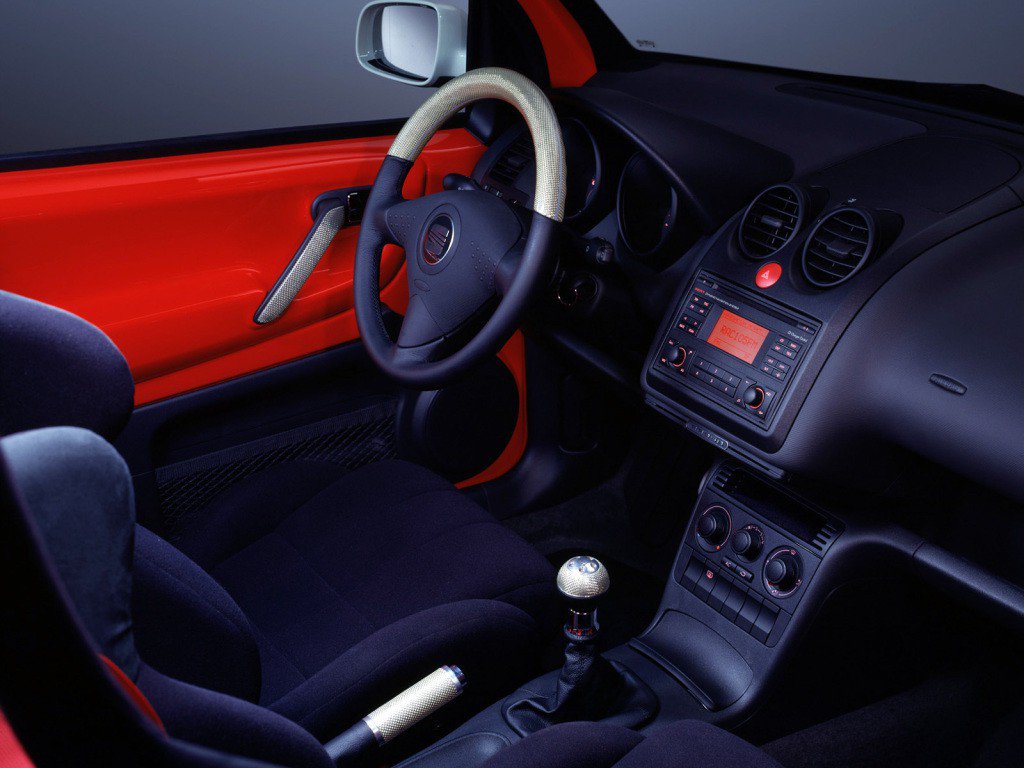 Jednoduchý interiér s koženým volantem, Seat Arosa Racer Concept