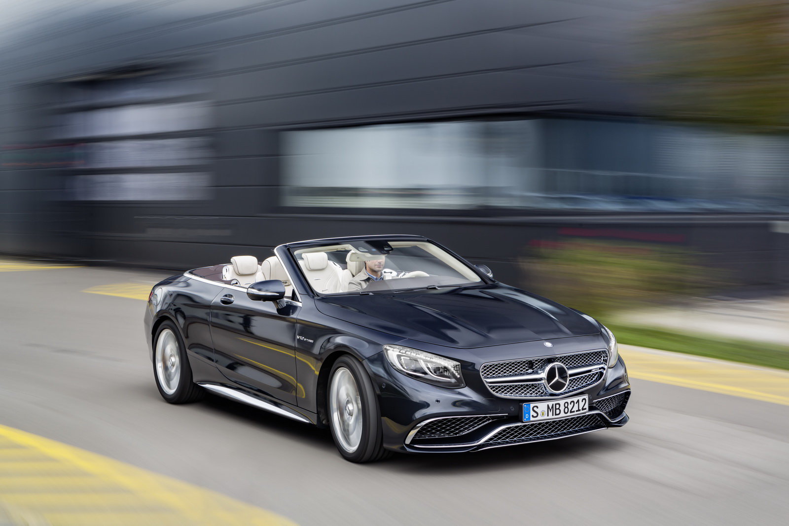 Bez střechy vynikne velmi luxusní interiér, Mercedes-AMG S 65 Cabriolet.