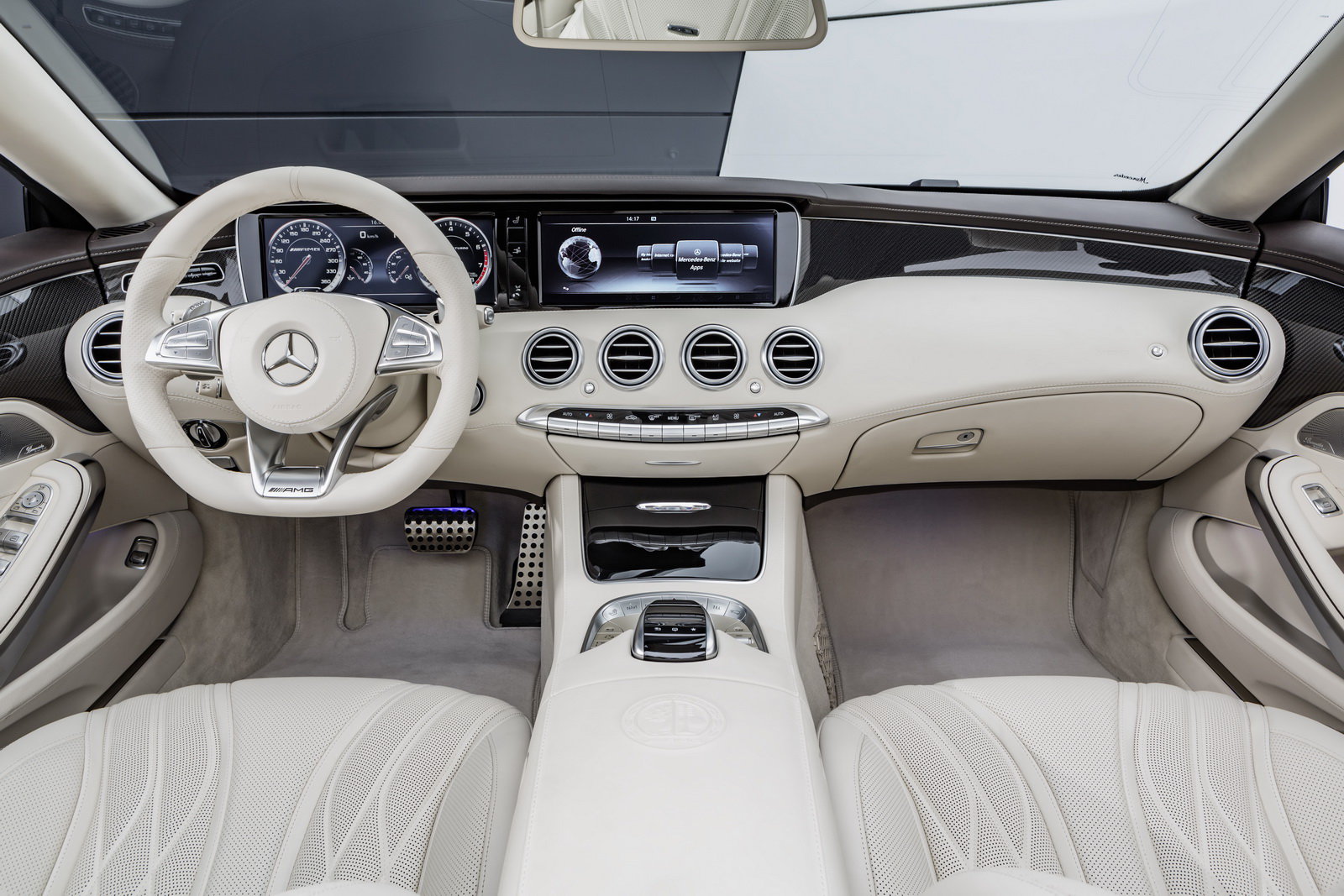 Palubní desku tvoří TFT displej, plynule navazující na infotainment, Mercedes-AMG S 65 Cabriolet.