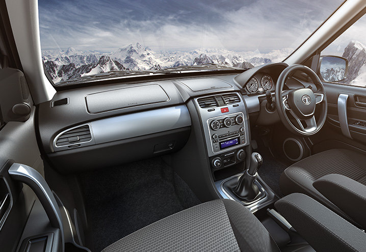 Kabina s novým tříramenným volantem je poměrně moderní, Tata Safari Storme.