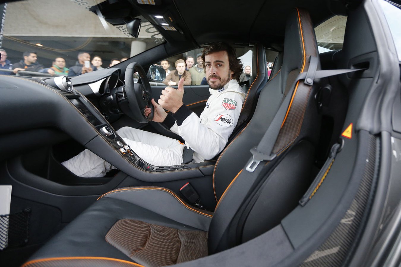 Alonso zdraví diváky při roadshow F1 Live London