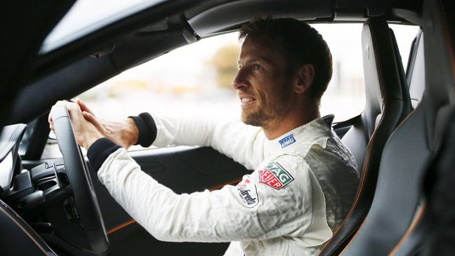 Jenson Button nemá závodění stále dost (při Roadshow McLarenu v Londýně)