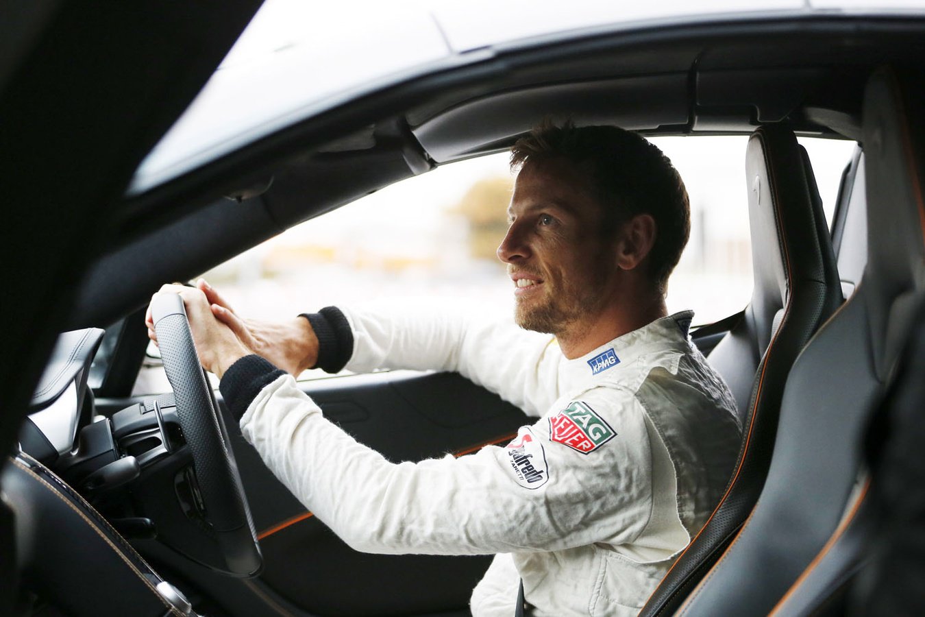 Jenson Button nemá závodění stále dost (při Roadshow McLarenu v Londýně)