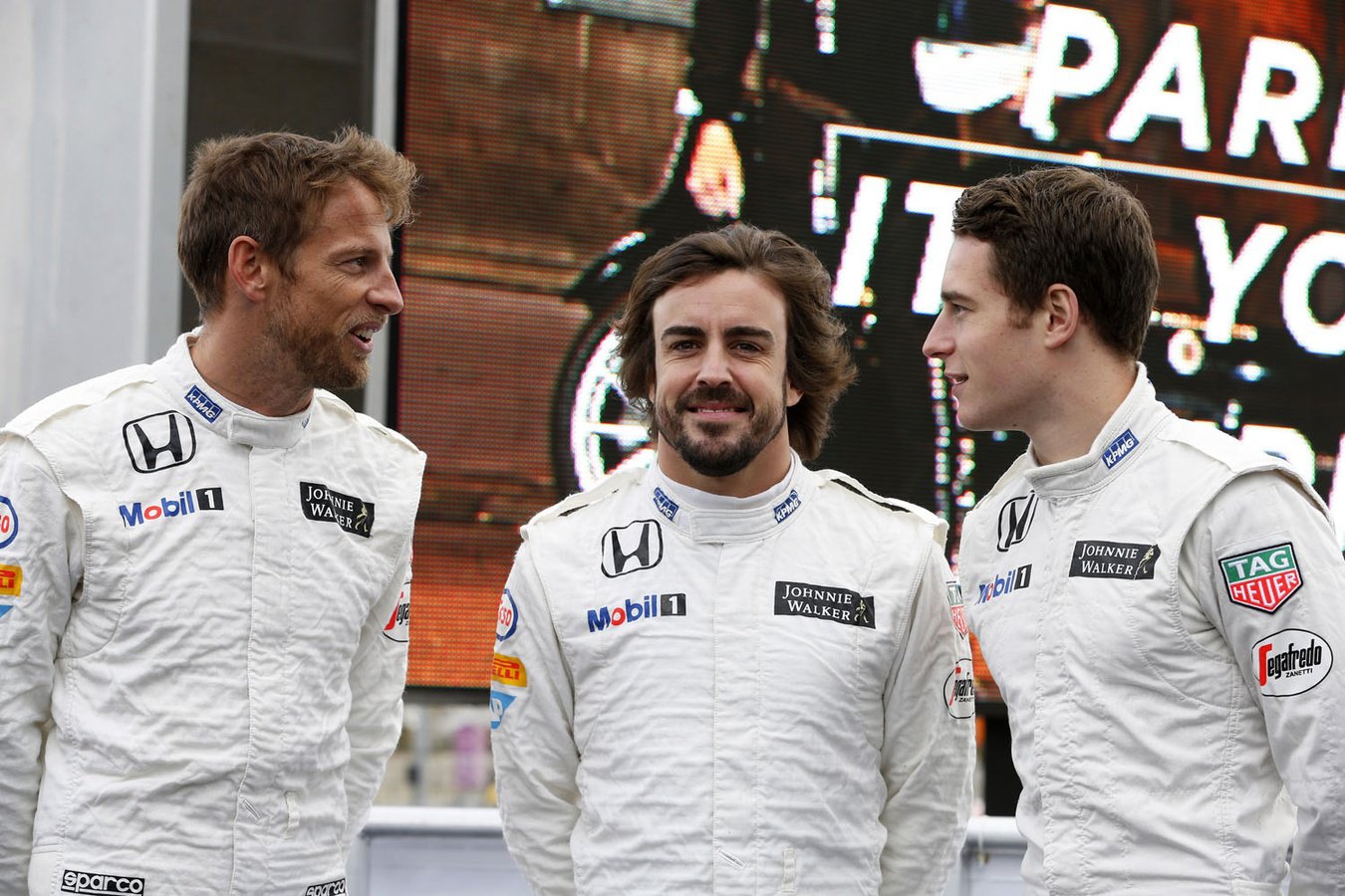 Trojice pilotů McLarenu - zleva Jenson Button, Fernando Alonso a Stoffel Vandoorne