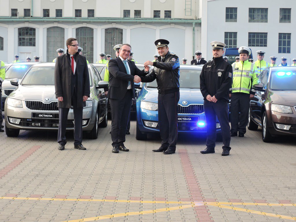Policie ČR převzala celkem 53 civilních vozů, z toho 50 Octavií a 3 Superby