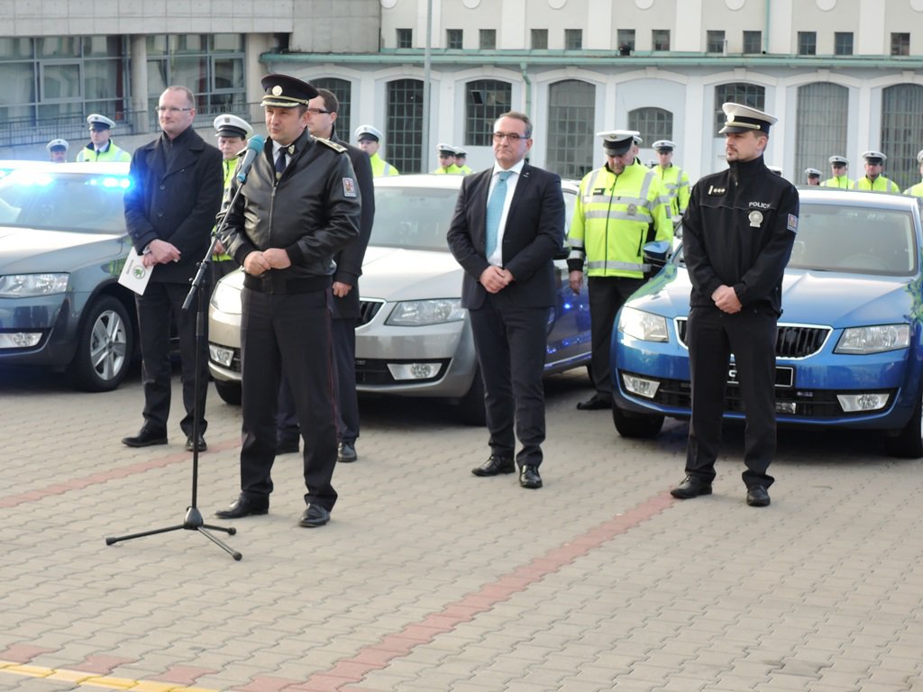 Policie ČR převzala celkem 53 civilních vozů, z toho 50 Octavií a 3 Superby