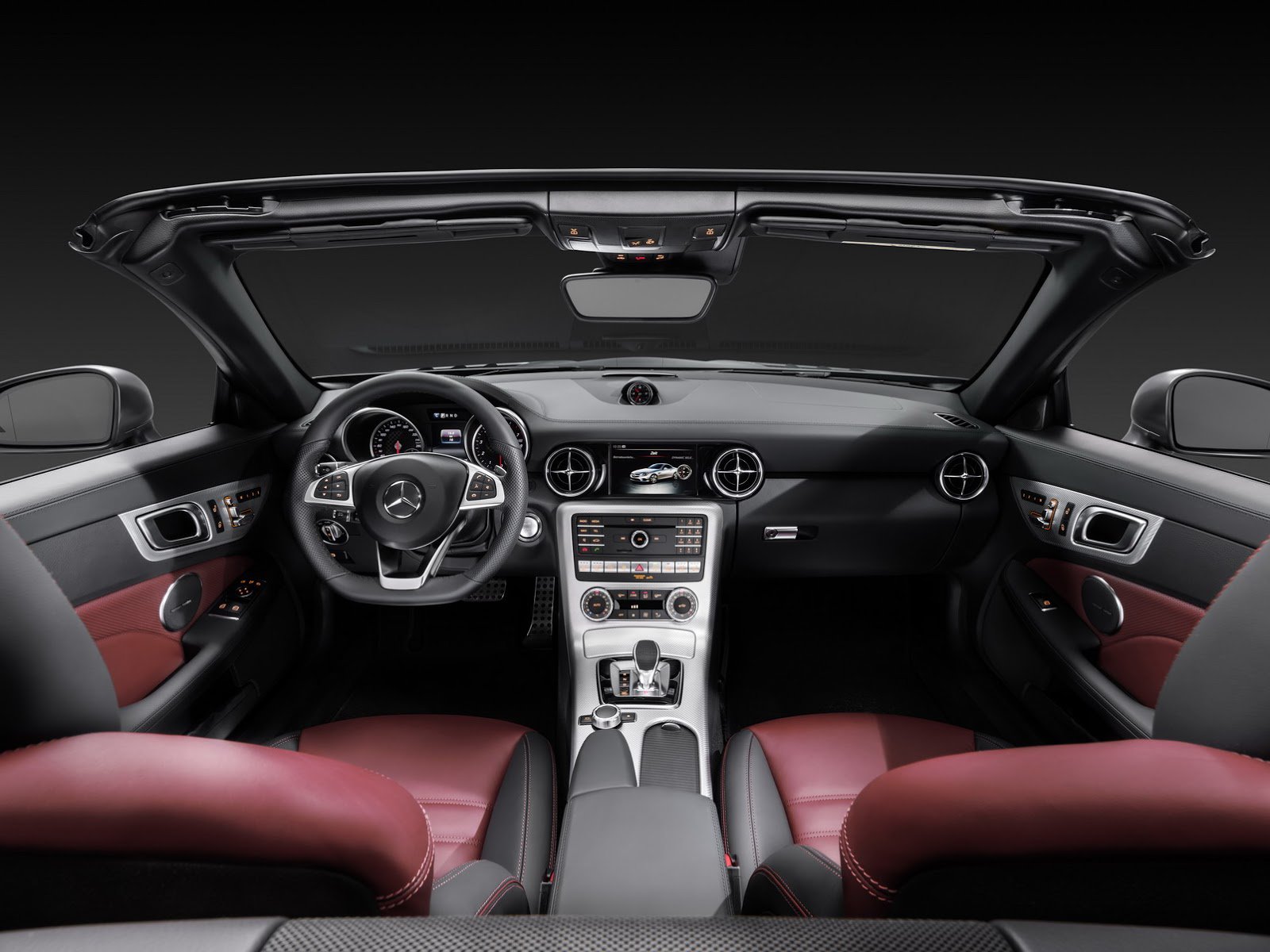 Nový je volant, větší displej infotainmentu, Mercedes-Benz SLC.
