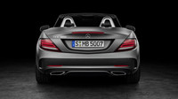 Zadní LED světla vůz opticky rozšiřují, Mercedes-Benz SLC.