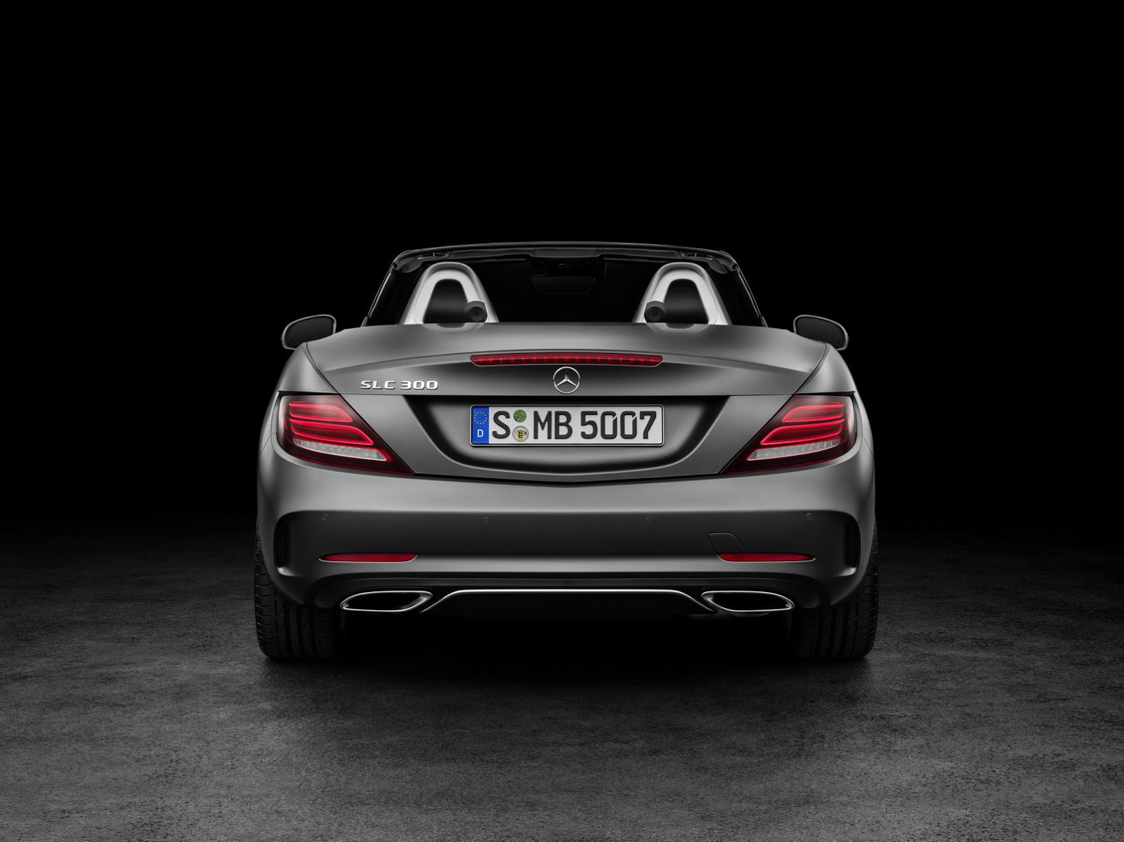 Zadní LED světla vůz opticky rozšiřují, Mercedes-Benz SLC.