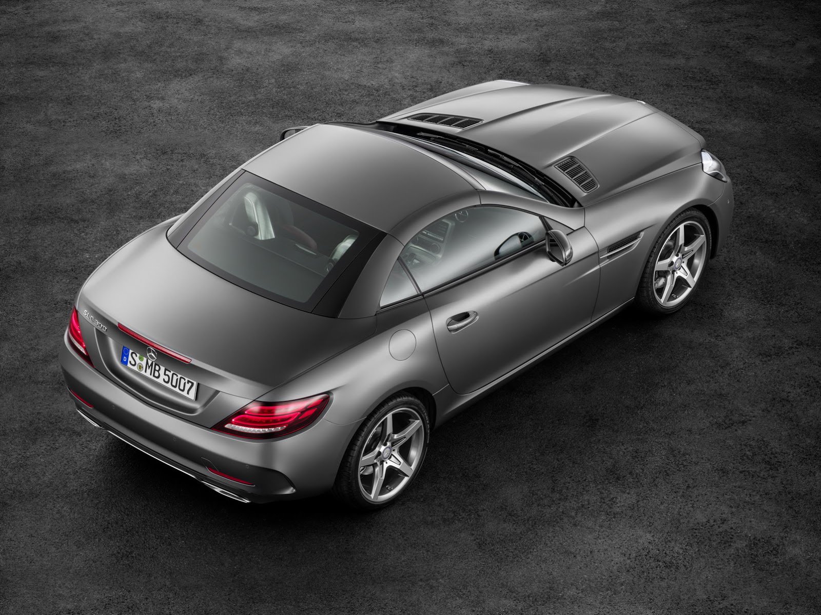 Pevná střecha může být i prosklená, Mercedes-Benz SLC.