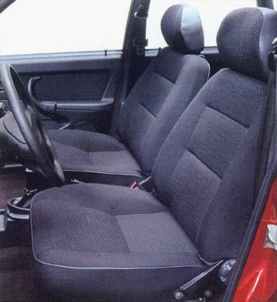 Větší sedadla s kvalitnějším velurovým čalouněním, Lada Samara Baltic GL.