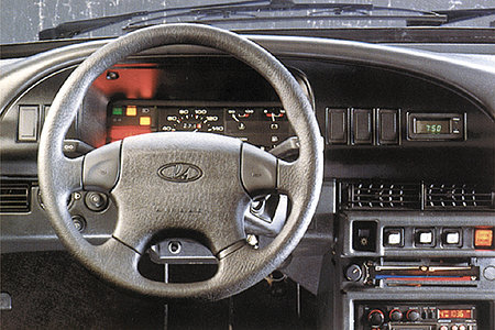 Uvnitř nejvíce vyniká volant z Volkswagenu, Lada Samara Baltic L.