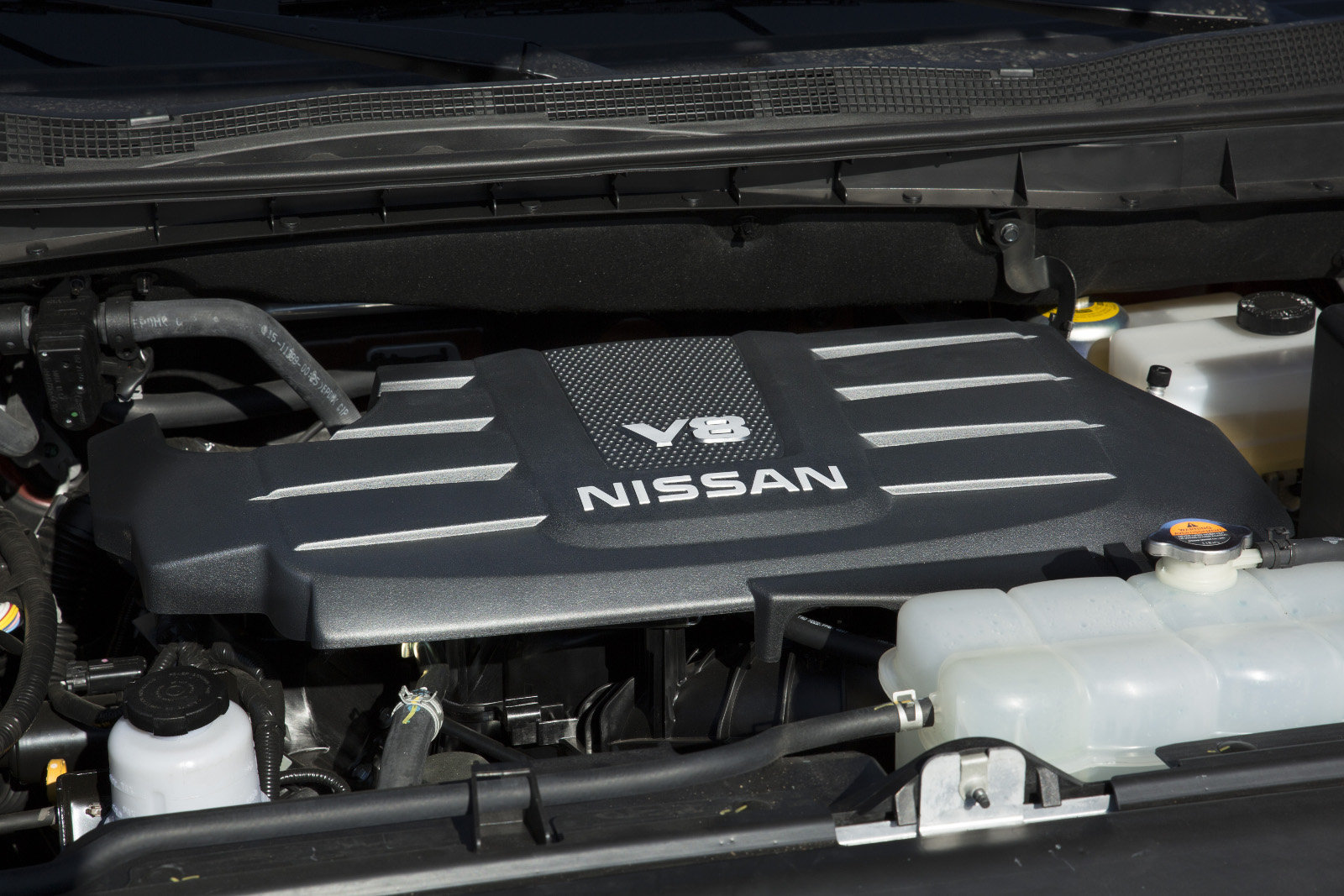5.6litrový zážehový osmiválec má 395 koní a 544 Nm, Nissan Titan XD V8.