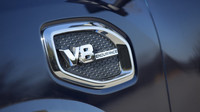 Označení motorizace na předních blatnících, Nissan Titan XD V8.
