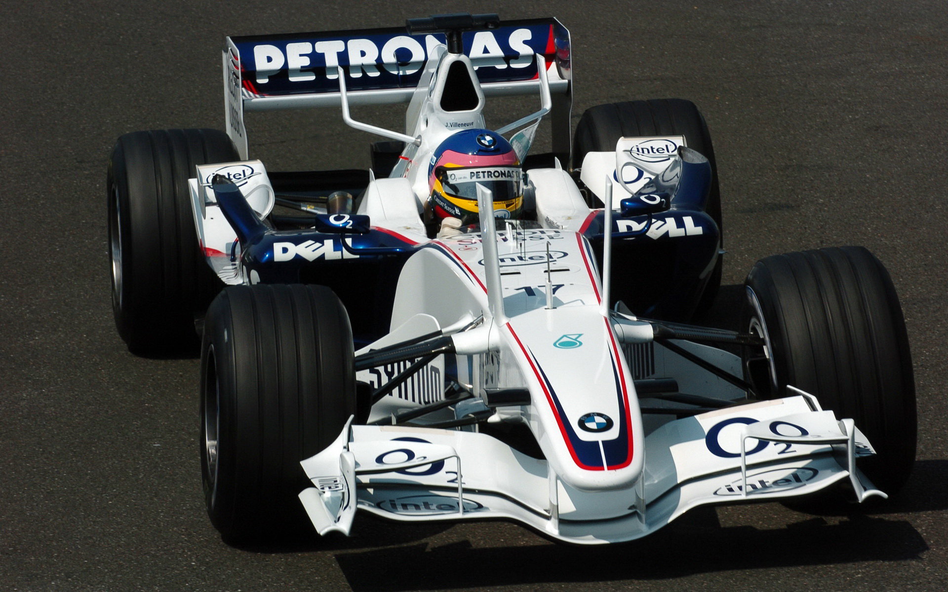 Jacquese Villeneuva u BMW v průběhu sezóny 2006 nahradil právě Robert Kubica