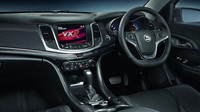 V interiéru je nové kožené čalounění a satelitní navigace, Vauxhall VXR8 Maloo.