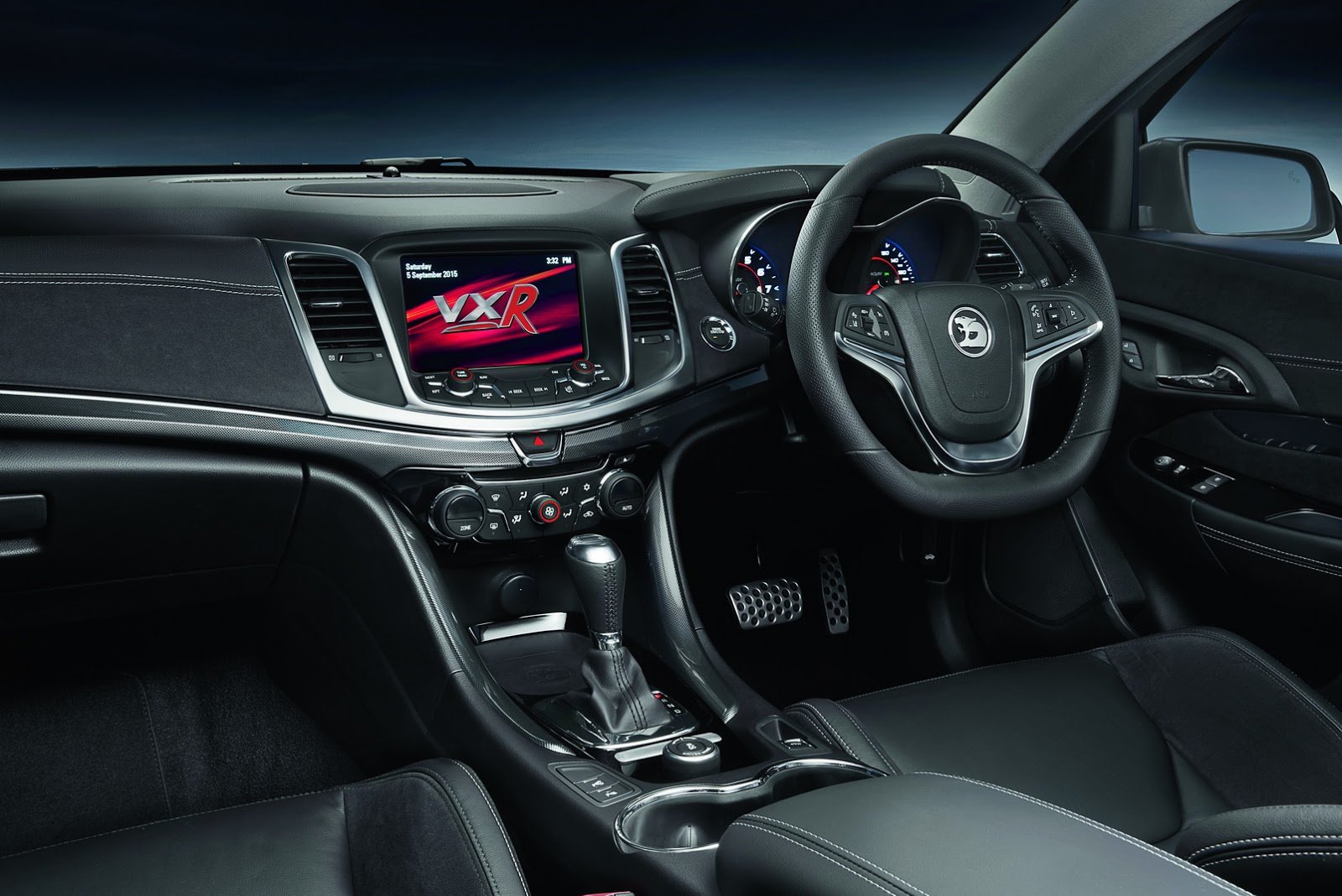 V interiéru je nové kožené čalounění a satelitní navigace, Vauxhall VXR8 Maloo.