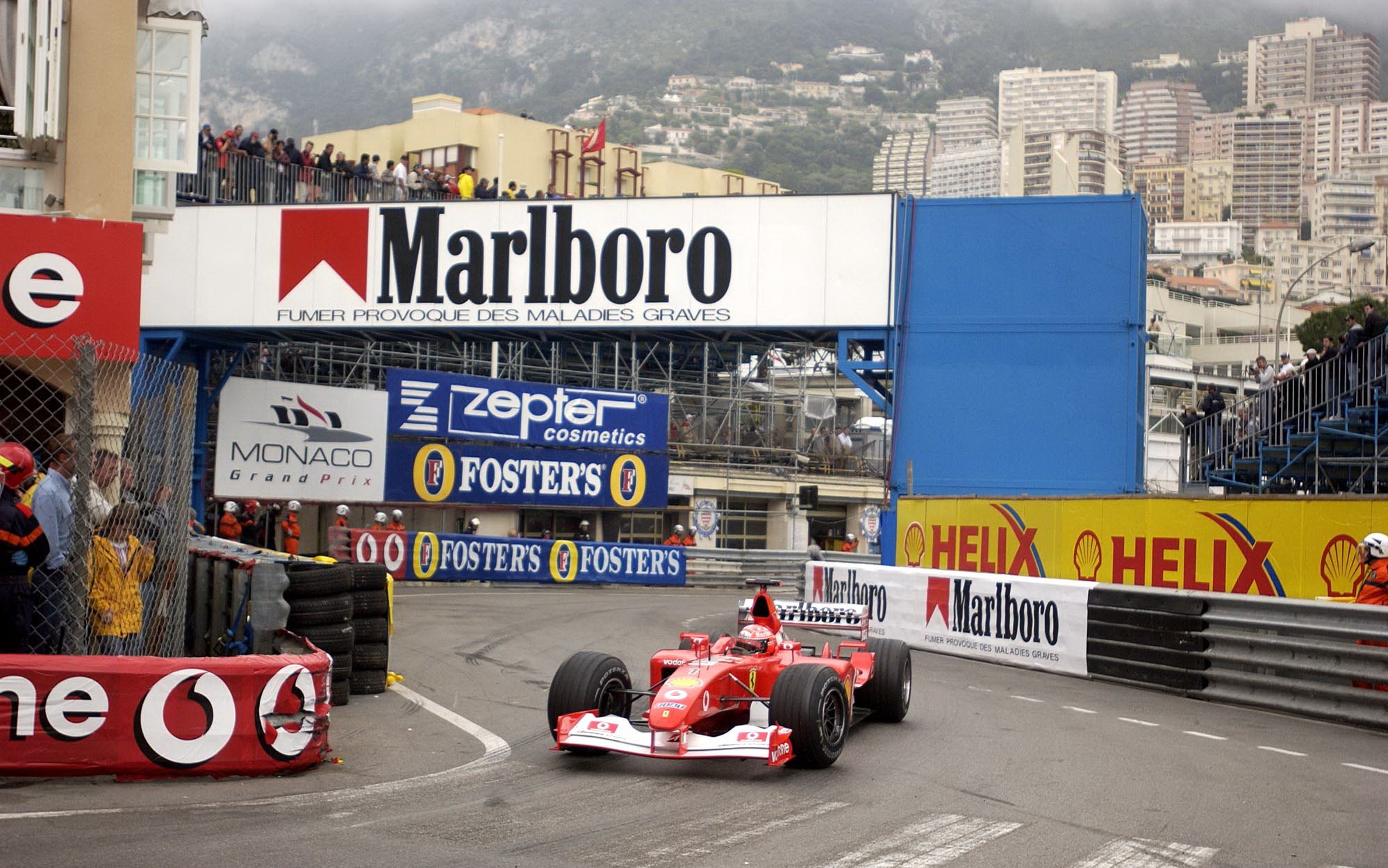 Michael Schumacher s Ferrari v roce 2002 v Monaku
