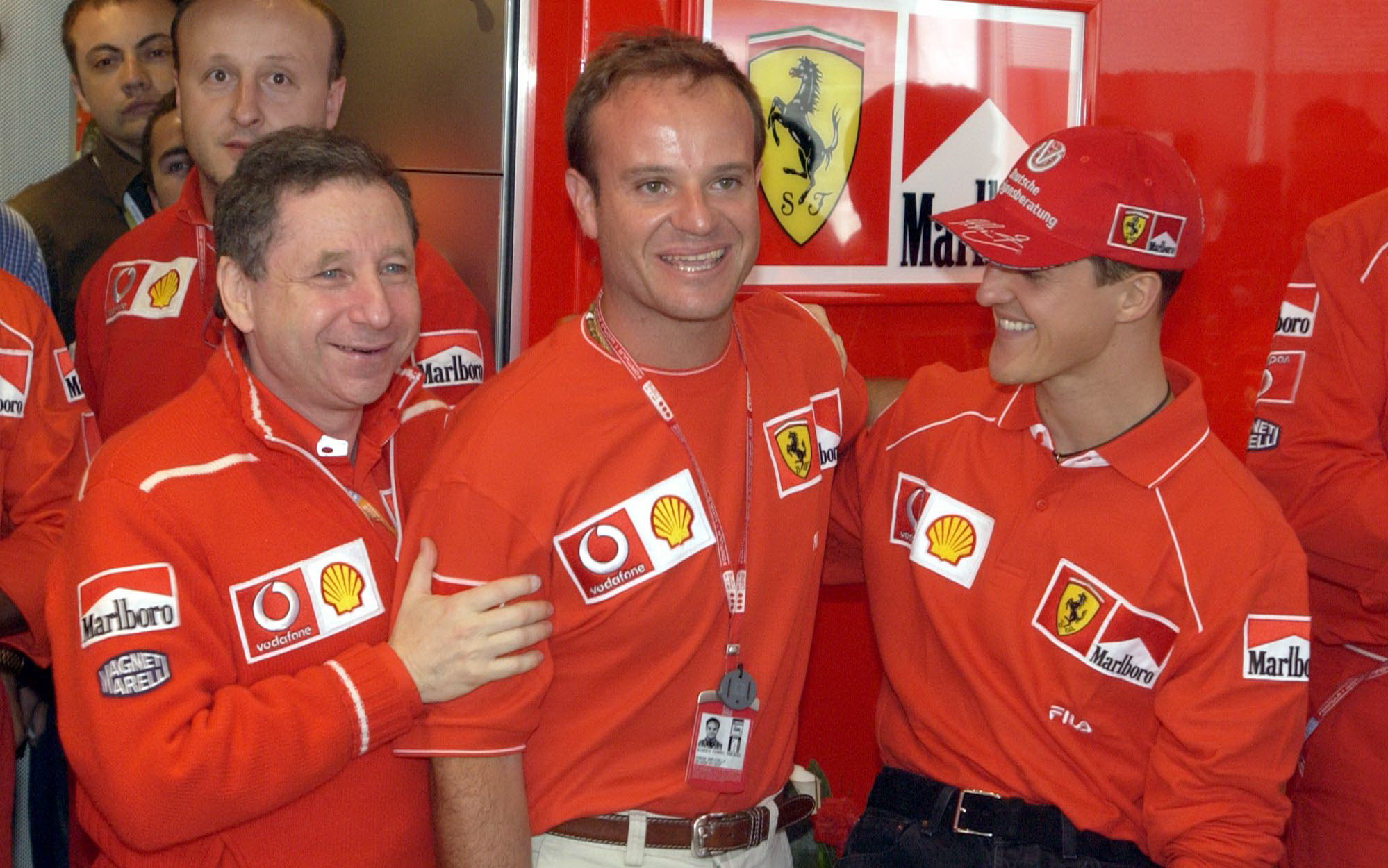 Rubens Barrichello (uprostřed) s Jeanem Todtem a týmovým kolegou Michael Schumacher v roce 2002