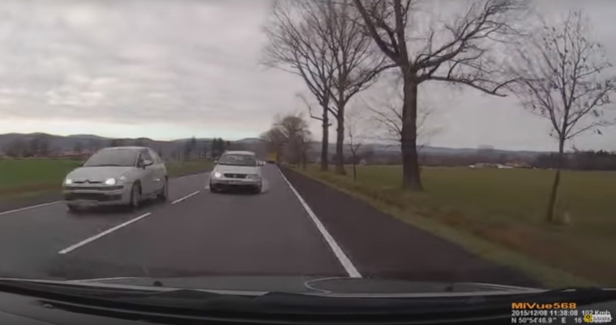 Špatně předjíždějící řidič Volkswagenu Passat