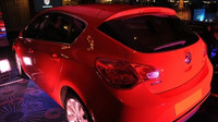 Prodávaný kousek je v barvě Red Power a má 17" kola, Vauxhall Astra