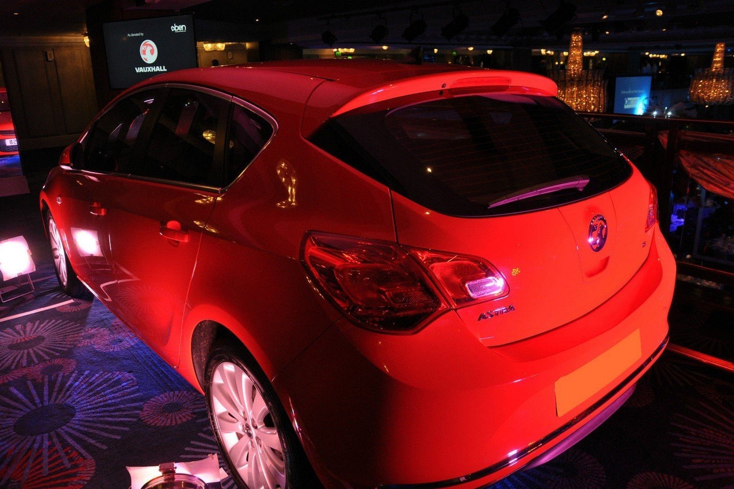 Prodávaný kousek je v barvě Red Power a má 17" kola, Vauxhall Astra