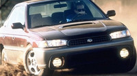 Stejně jako kombi má i sedan ochranné obložení spodní části dveří nebo terénní pneumatiky, Subaru Legacy SUS.