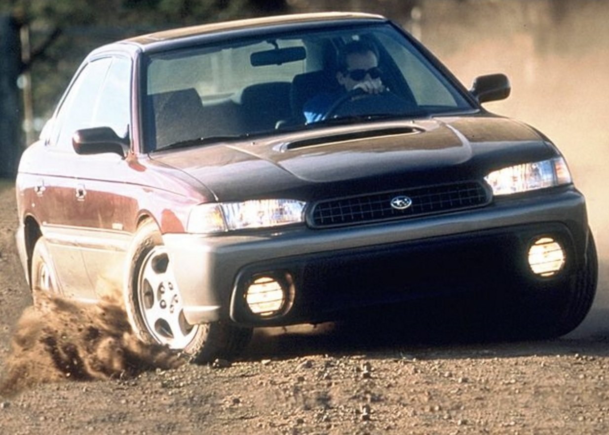 Stejně jako kombi má i sedan ochranné obložení spodní části dveří nebo terénní pneumatiky, Subaru Legacy SUS.