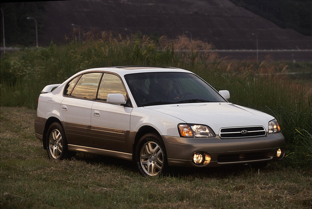 Zachovány zůstaly všechny prvky Legacy SUS, Subaru Outback Sedan.